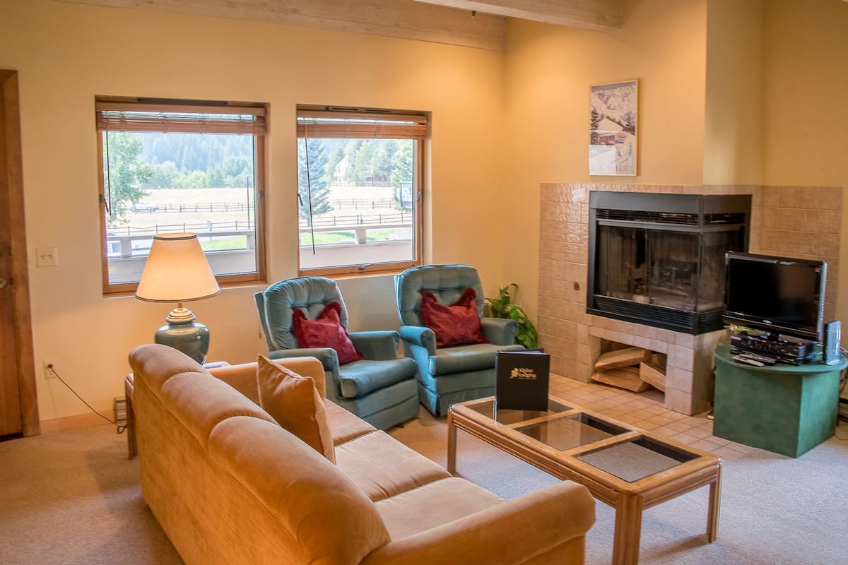 Condo, 2 Bedrooms | Living room