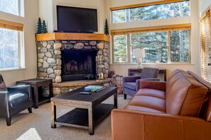 Condo, 3 Bedrooms | Living room