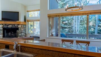 Condo, 3 Bedrooms | Private kitchen