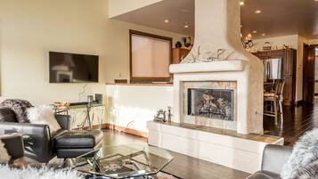 Condo, 3 Bedrooms | Living room