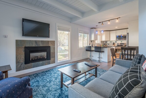 Condo, 2 quartos | Sala de estar