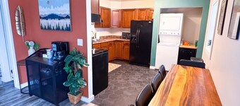 Main Level - King Beds - Patio - Laundry - Walk to downtown!