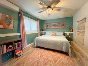 2 chambres, bureau, fer et planche à repasser, lit de bébé portatif