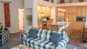 Townhome, 4 Bedrooms | Living room