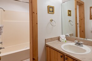 Huoneisto, 2 makuuhuonetta | Kylpyhuone | Pyyhkeet