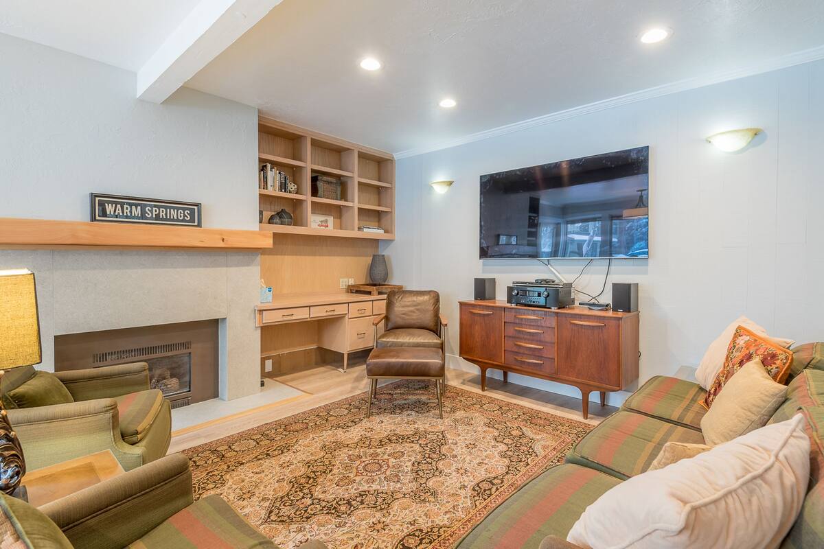 Condo, 2 Bedrooms | Living room