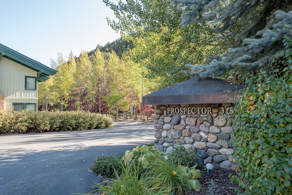 Property grounds - Prospector Condominiums by Alpine Lodging Sun Valley (Ketchum)