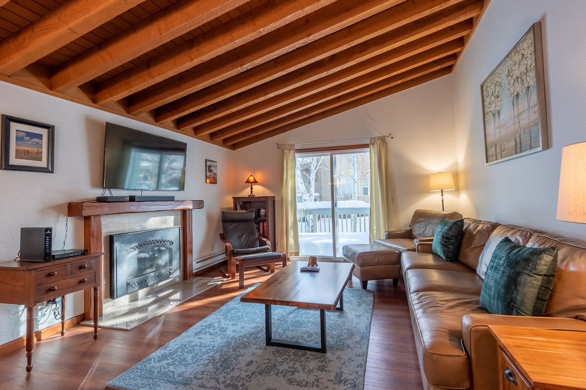 Condo, 2 Bedrooms | Living room