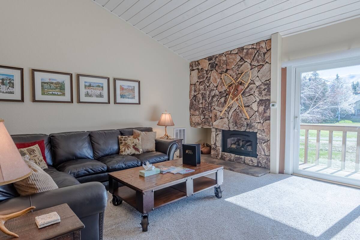 Condo, 3 Bedrooms | Living room