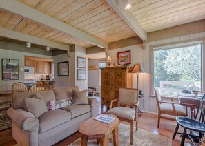Living room - Creekside Condominiums by Alpine Lodging Sun Valley (Sun Valley)