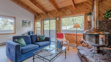 Kondominium, 2 kamar tidur | Ruang keluarga