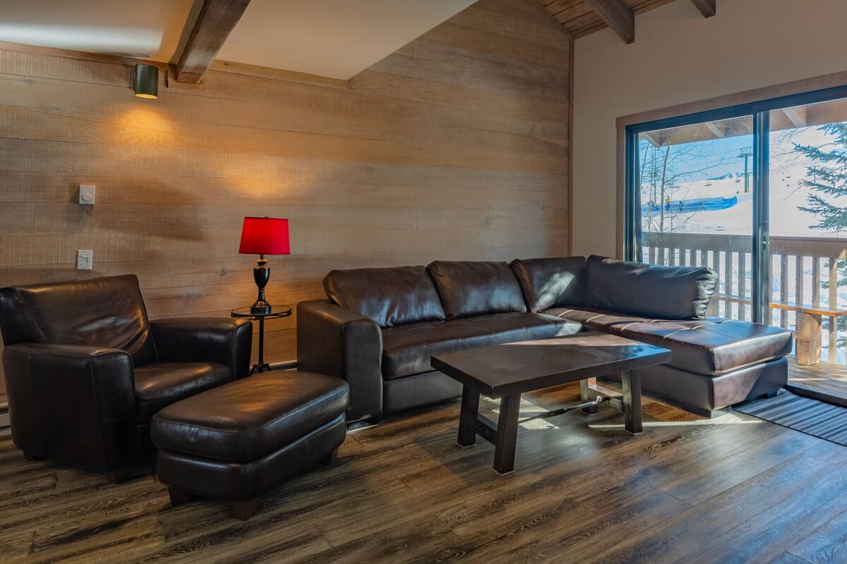 Condo, 3 Bedrooms | Living room