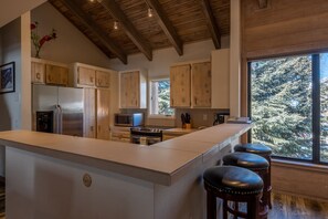Condo, 3 Bedrooms | Private kitchen | Stovetop - Snowcreek Condominiums by Alpine Lodging Sun Valley (Sun Valley)