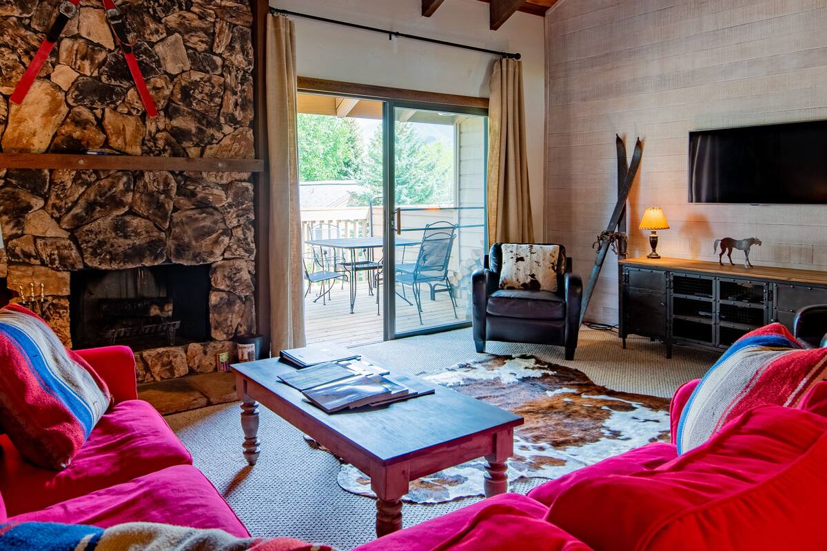 Condo, 2 Bedrooms | Living room