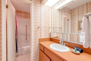 Condo, 3 Bedrooms | Bathroom | Towels - Sawtooth Condo 25 by Alpine Lodging Sun Valley (Ketchum)