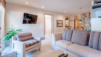 Condo, 3 Bedrooms | Living room