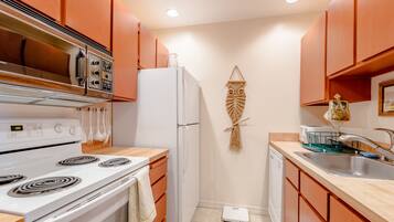 Condo, 3 Bedrooms | Private kitchen