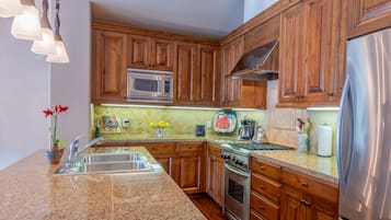 Townhome, 3 Bedrooms | Private kitchen