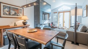 Condo, 3 quartos | Sala de estar