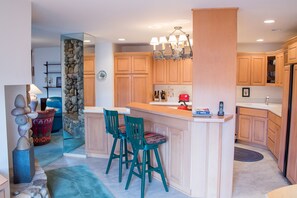 Condo, 3 Bedrooms | Private kitchen | Stovetop