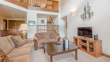 Condo, 4 Bedrooms | Living room