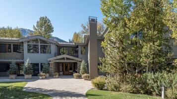 ุงูู
ูุดุฃุฉ ู
ู ุงูุฎุงุฑุฌ