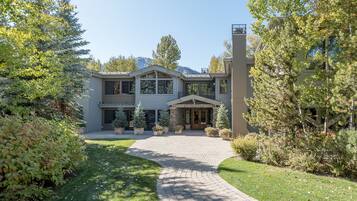 ุงูู
ูุดุฃุฉ ู
ู ุงูุฎุงุฑุฌ