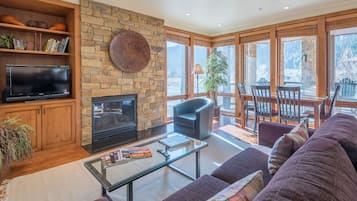 Condo, 2 Bedrooms | Living room