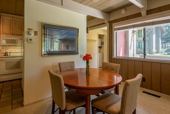 Private kitchen - Villager Condominiums by Alpine Lodging Sun Valley (Sun Valley)