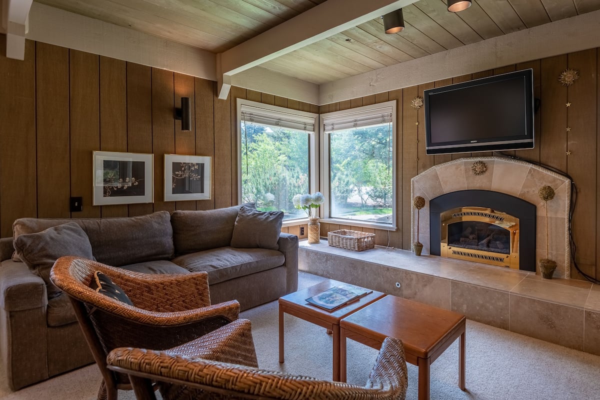 Condo, 2 Bedrooms | Living room