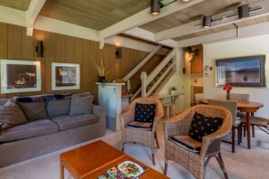 Kondominium, 2 kamar tidur | Ruang keluarga