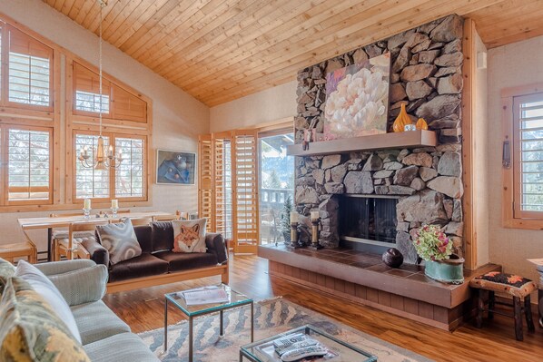 Condo, 3 Bedrooms | Living room