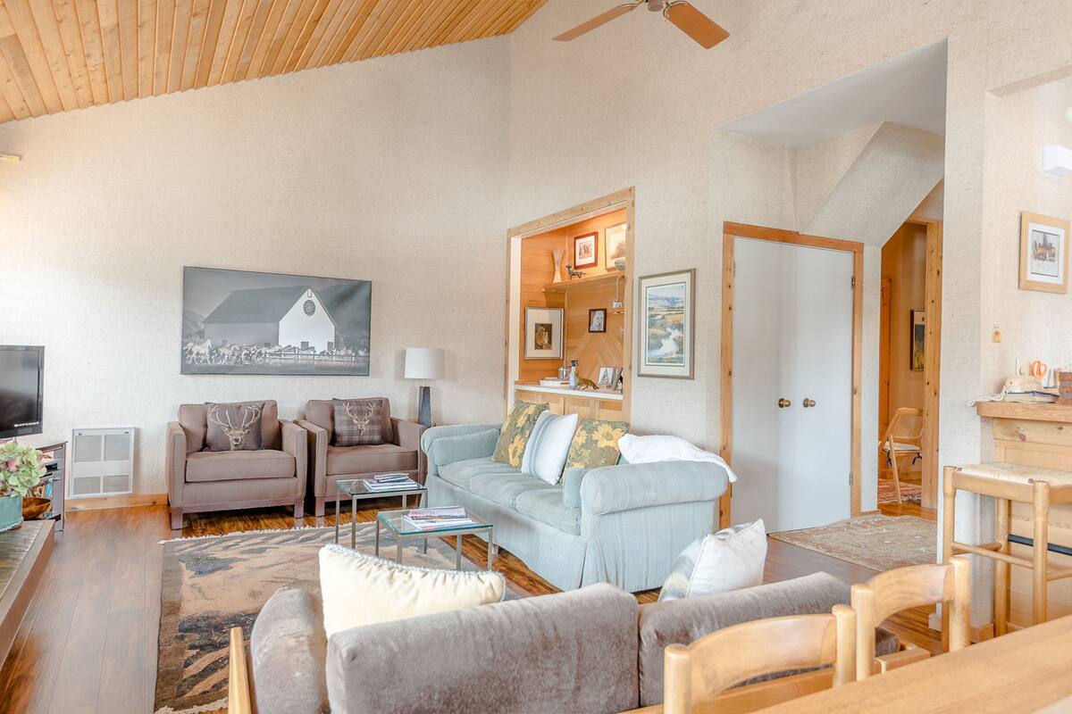 Condo, 3 Bedrooms | Living room