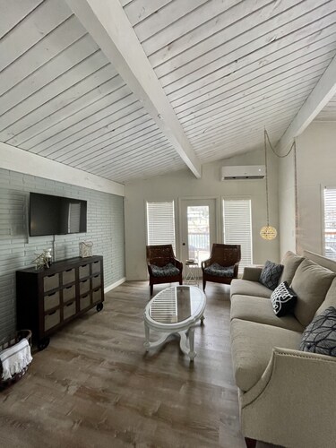 Lakeview Escape-2 BR Lakefront cabin w/ 2 pools, playground, boat ramp & dock  