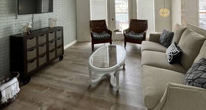 Lakeview Escape-2 BR Lakefront cabin w/ 2 pools, playground, boat ramp & dock