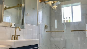 Douche, sèche-cheveux, serviettes fournies, savon
