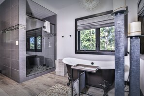 Een douche, handdoeken, zeep, shampoo