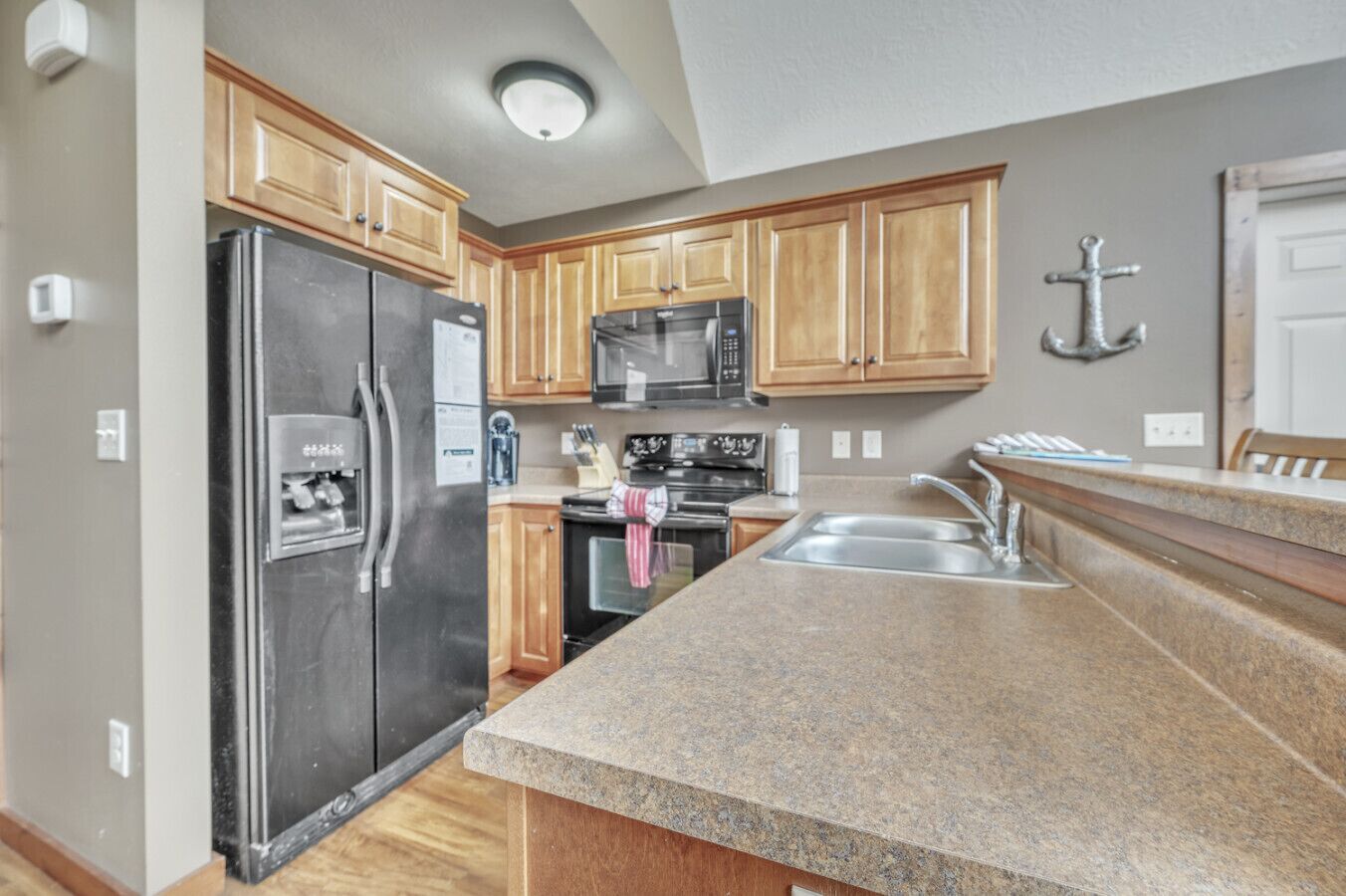 Réfrigérateur, four à micro-ondes, un four, surface de cuisson