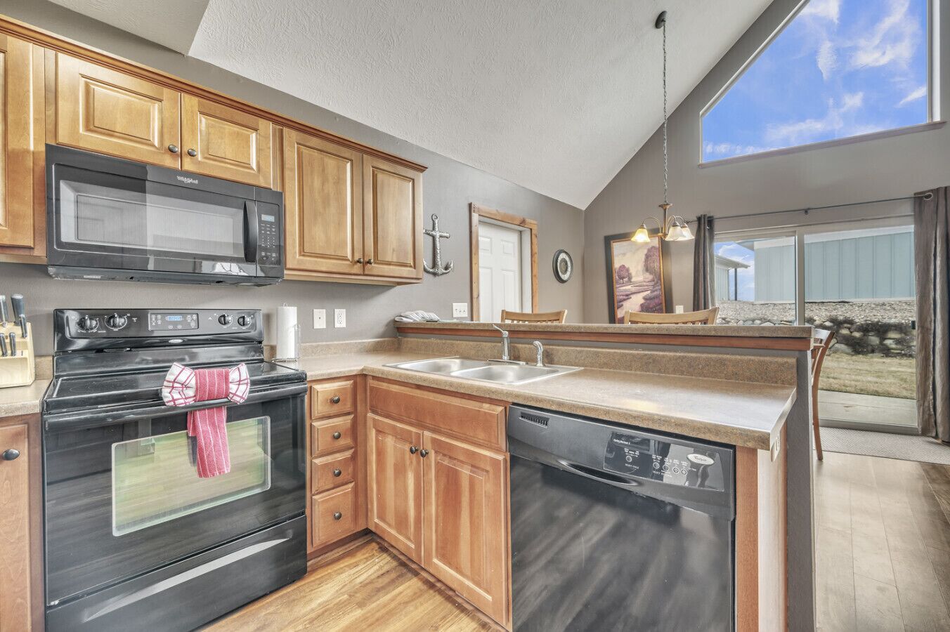 Jääkaappi, mikroaaltouuni, uuni, liesi