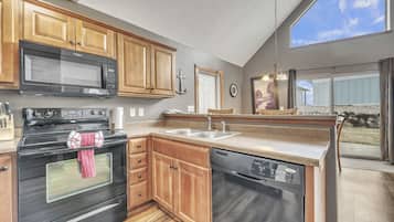 Jääkaappi, mikroaaltouuni, uuni, liesi