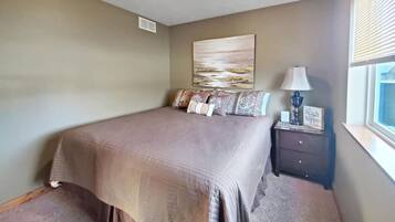 2 bedrooms, iron/ironing board, free WiFi, bed sheets