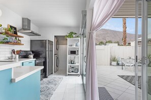 Kjøleskap, kaffetrakter/tekoker og kjøkkenutstyr