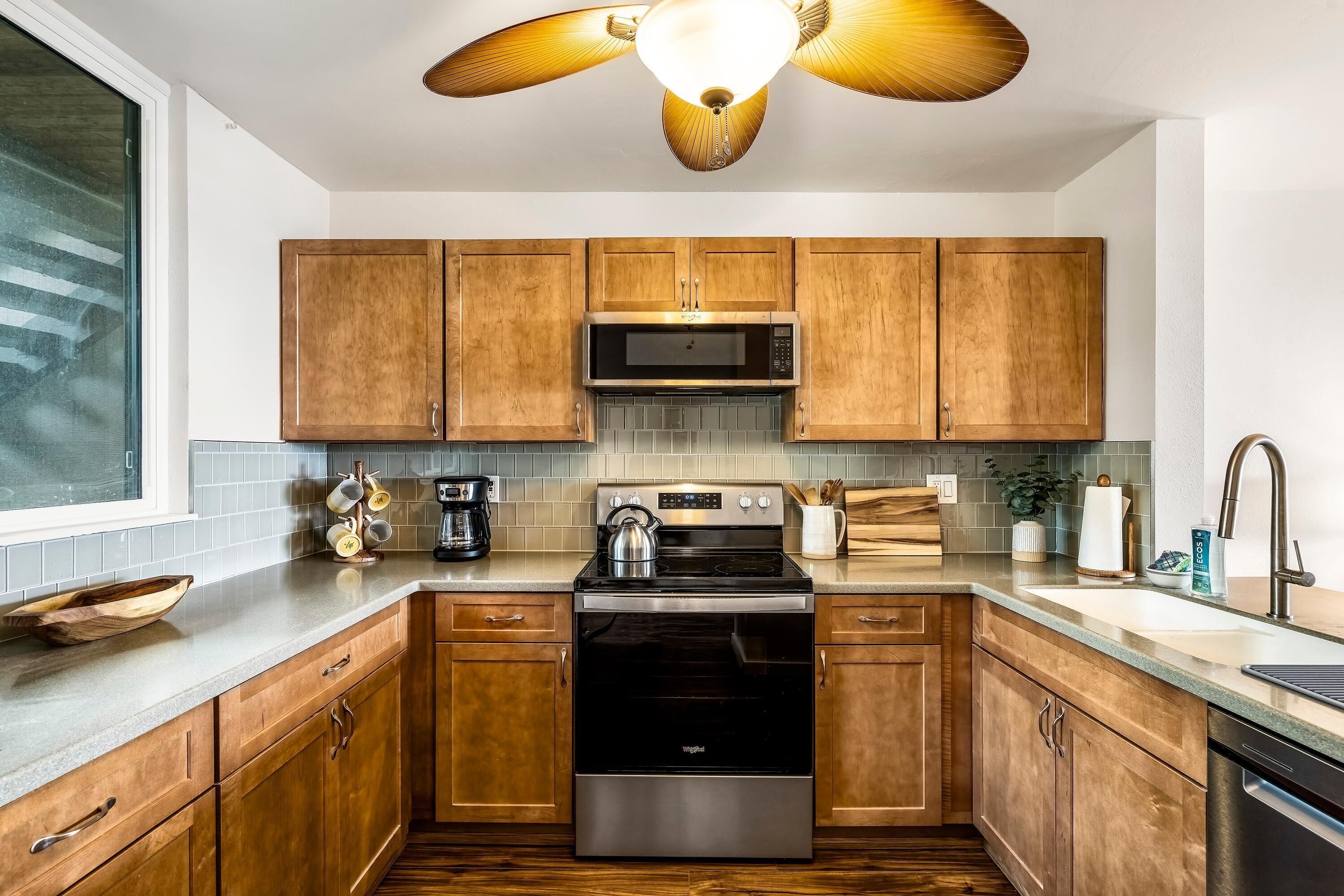 Condo, varias camas, vista al océano (Keauhou Kona Surf & Racquet Club #1-1) | Cocina privada | Cafetera y tetera, toallas de papel y comedor 