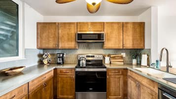 Condo, varias camas, vista al océano (Keauhou Kona Surf & Racquet Club #1-1) | Cocina privada | Cafetera y tetera, toallas de papel y comedor