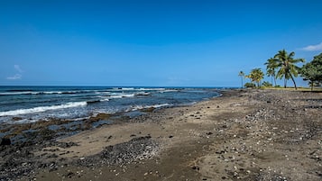 Apartment, Mehrere Betten, Meerblick (Keauhou Kona Surf & Racquet Club #1-1) | Strand | Am Strand, schwarzer Sandstrand