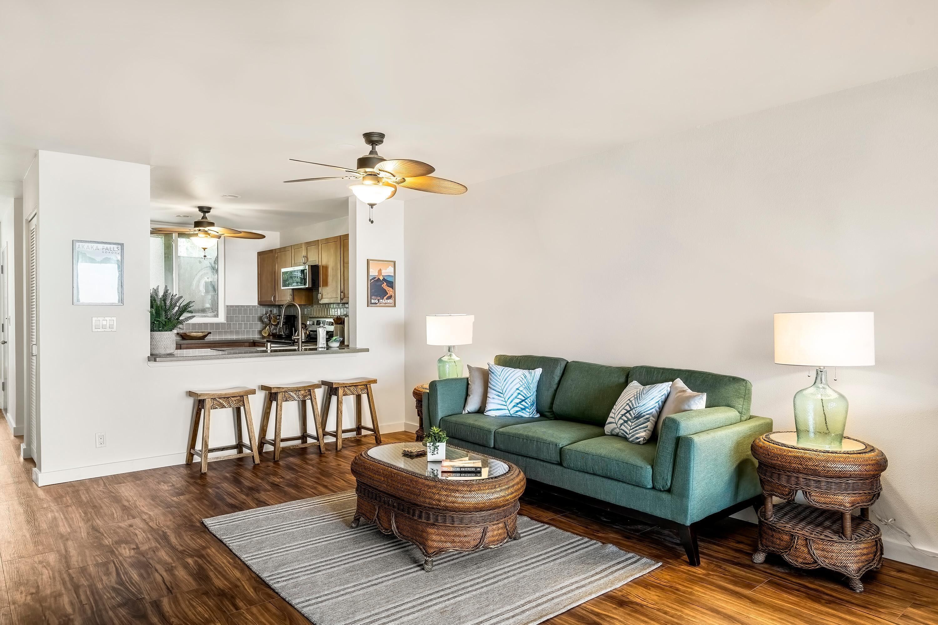 Apartment, Mehrere Betten, Meerblick (Keauhou Kona Surf & Racquet Club #1-1) | Wohnbereich | 48-Zoll-Flachbildfernseher mit Kabelempfang, Fernseher