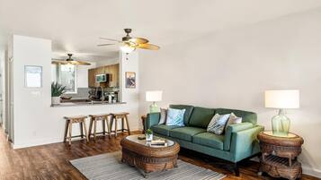 Apartment, Mehrere Betten, Meerblick (Keauhou Kona Surf & Racquet Club #1-1) | Wohnbereich | 48-Zoll-Flachbildfernseher mit Kabelempfang, Fernseher