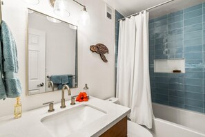 Apartment, Mehrere Betten, Meerblick (Keauhou Kona Surf & Racquet Club #1-1) | Badezimmer | Seife, Shampoo, Toilettenpapier