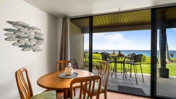 Apartment, Mehrere Betten, Meerblick (Keauhou Kona Surf & Racquet Club #1-1) | Speisen