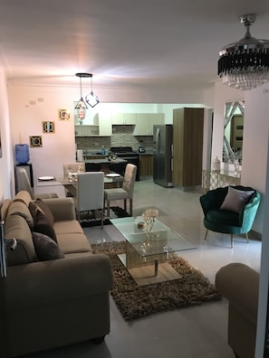 TV, stereo - Residencial Mediterráneo III (Santiago De Los Caballeros)